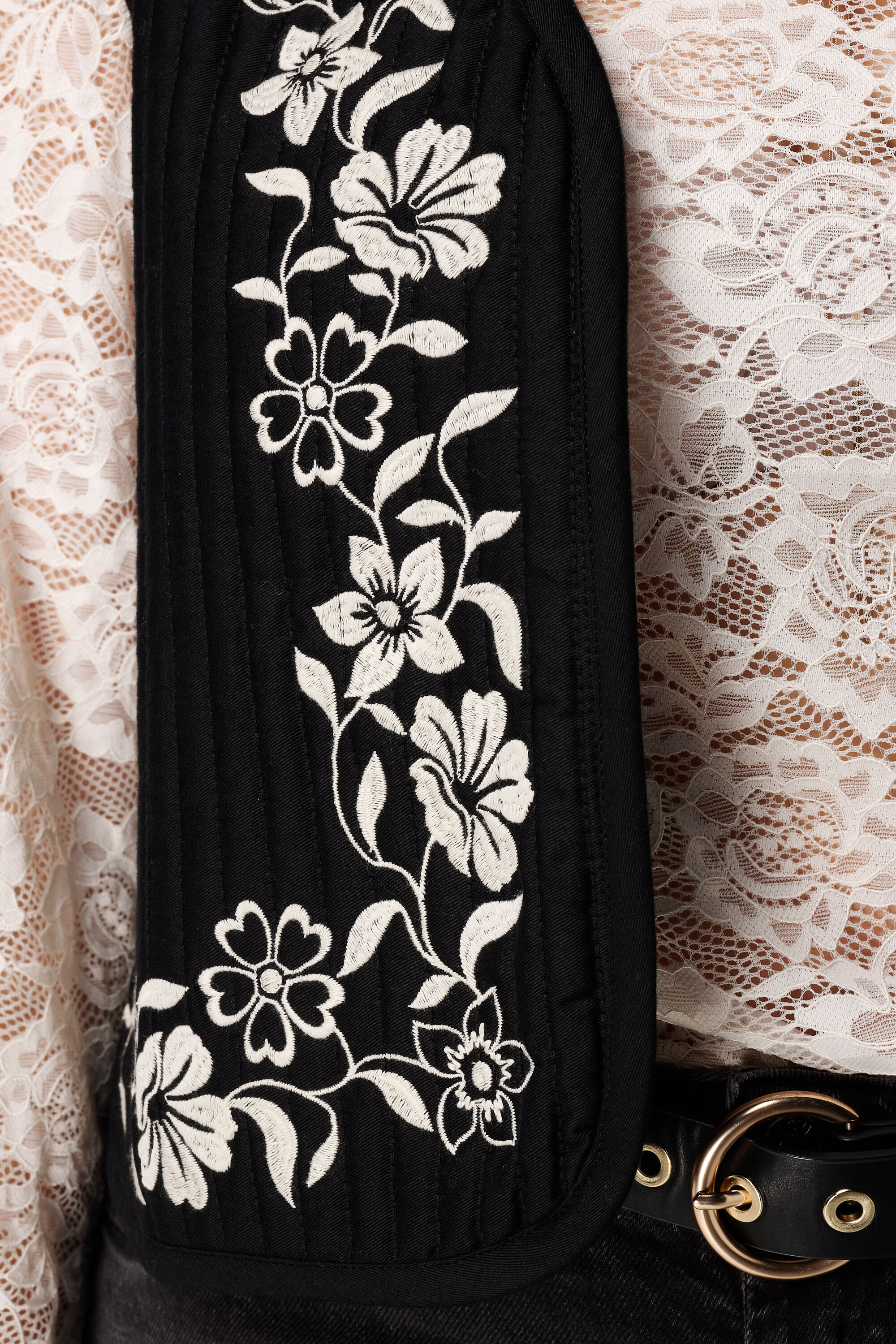 Strickjacke mit Stickerei image number 6