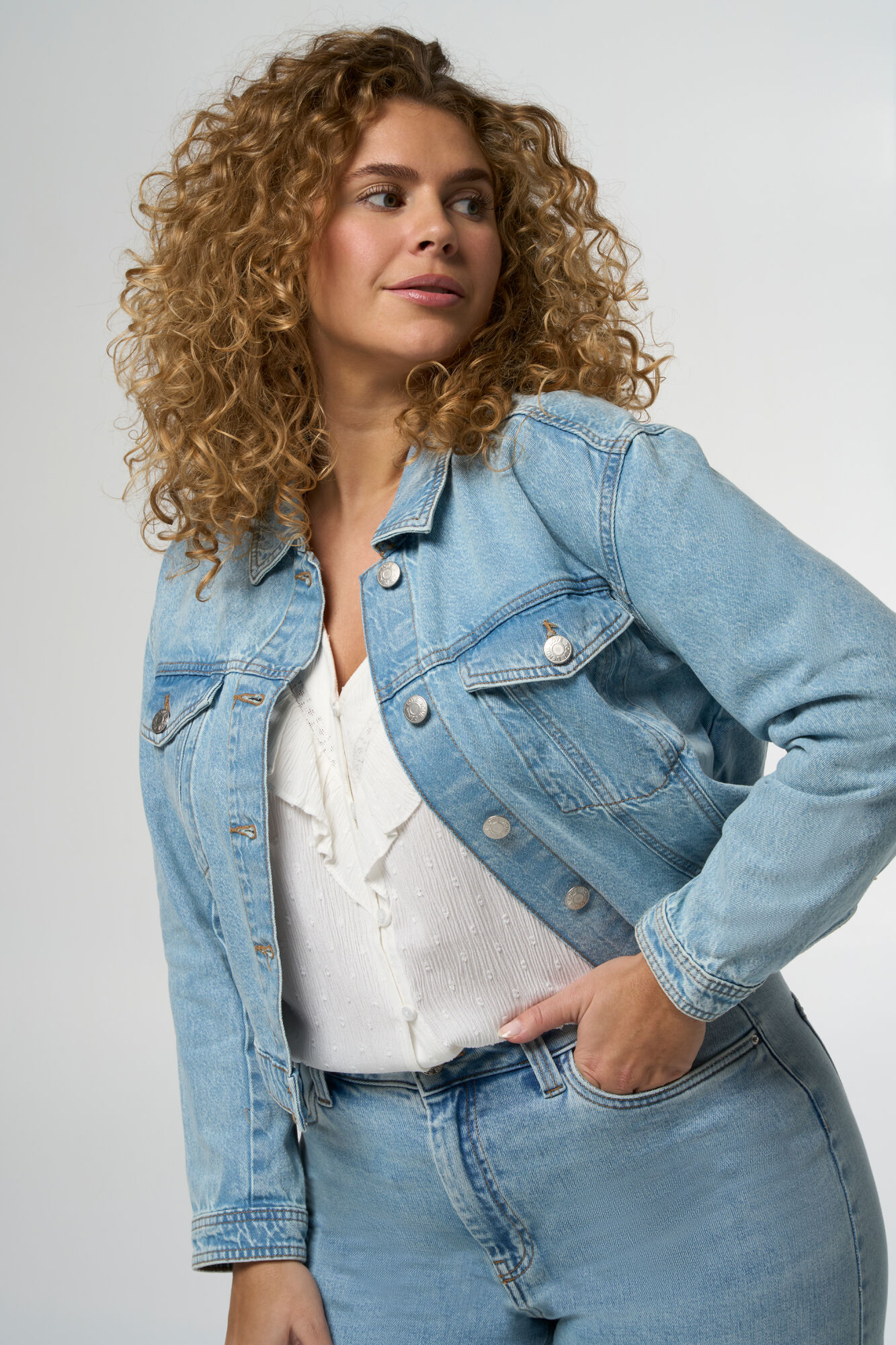 Kurze Jeansjacke image number 5