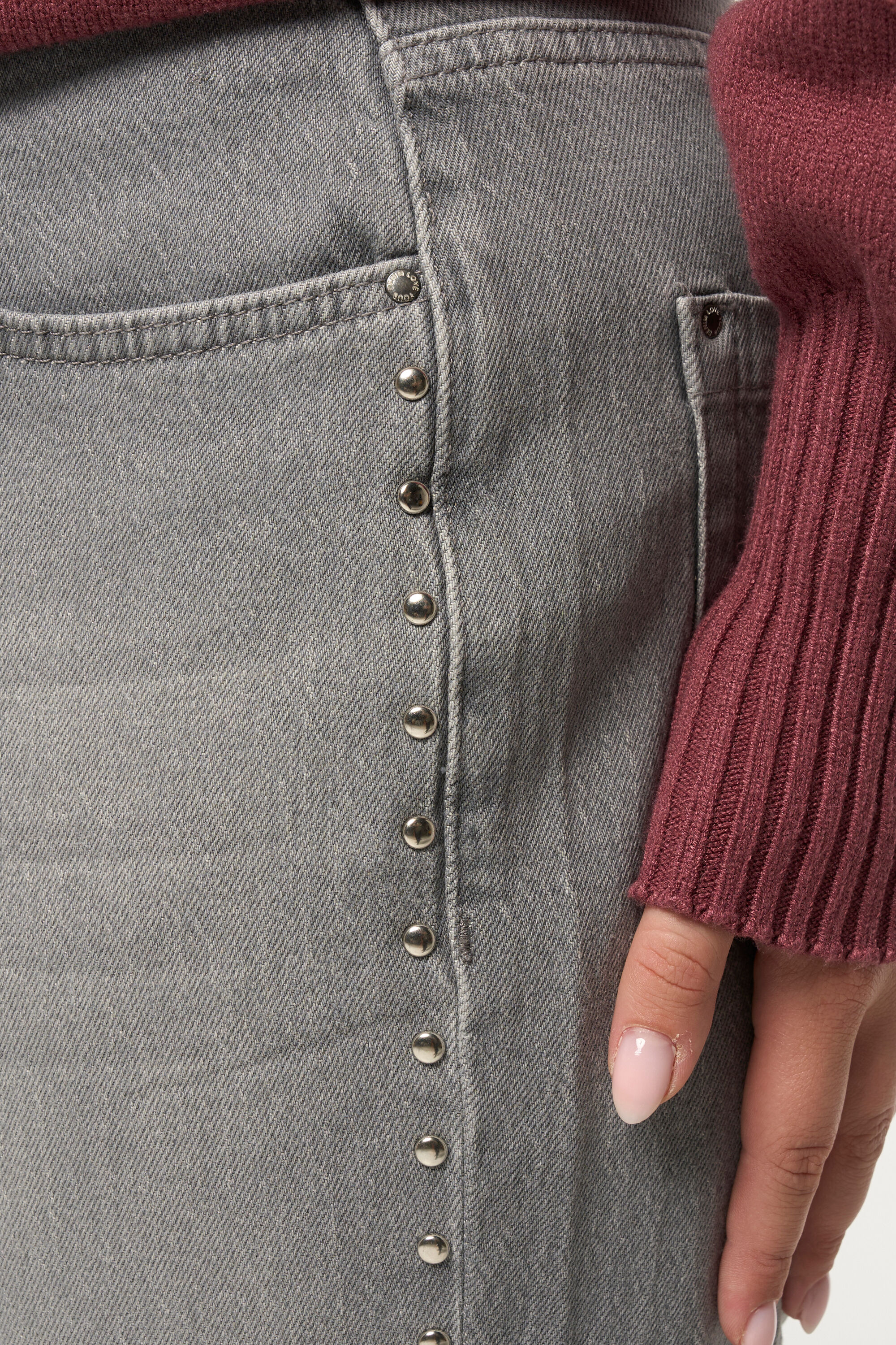 Straight-Leg-Jeans mit Nieten image number 4