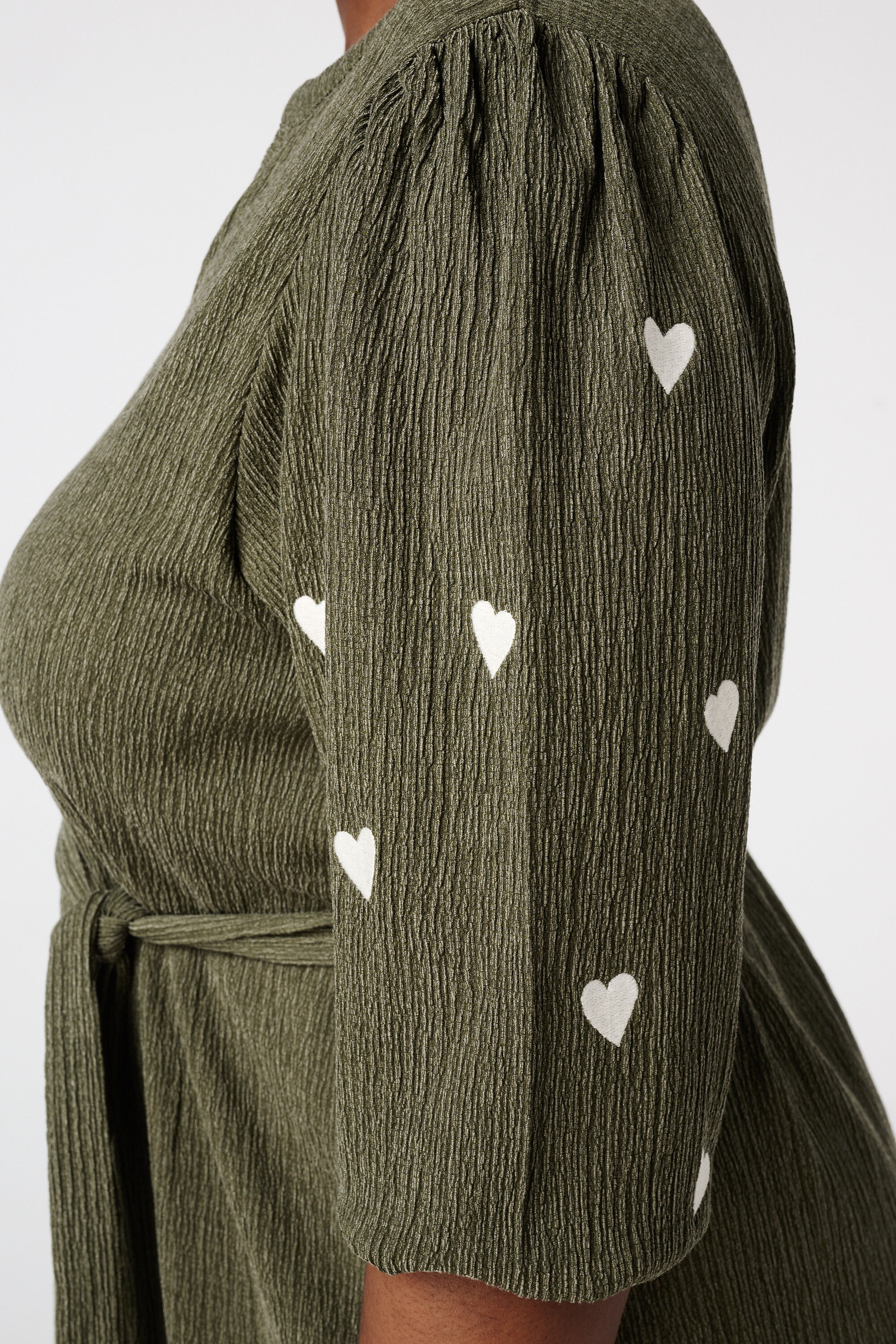 Kleid mit aufgestickten Herzen image number 4