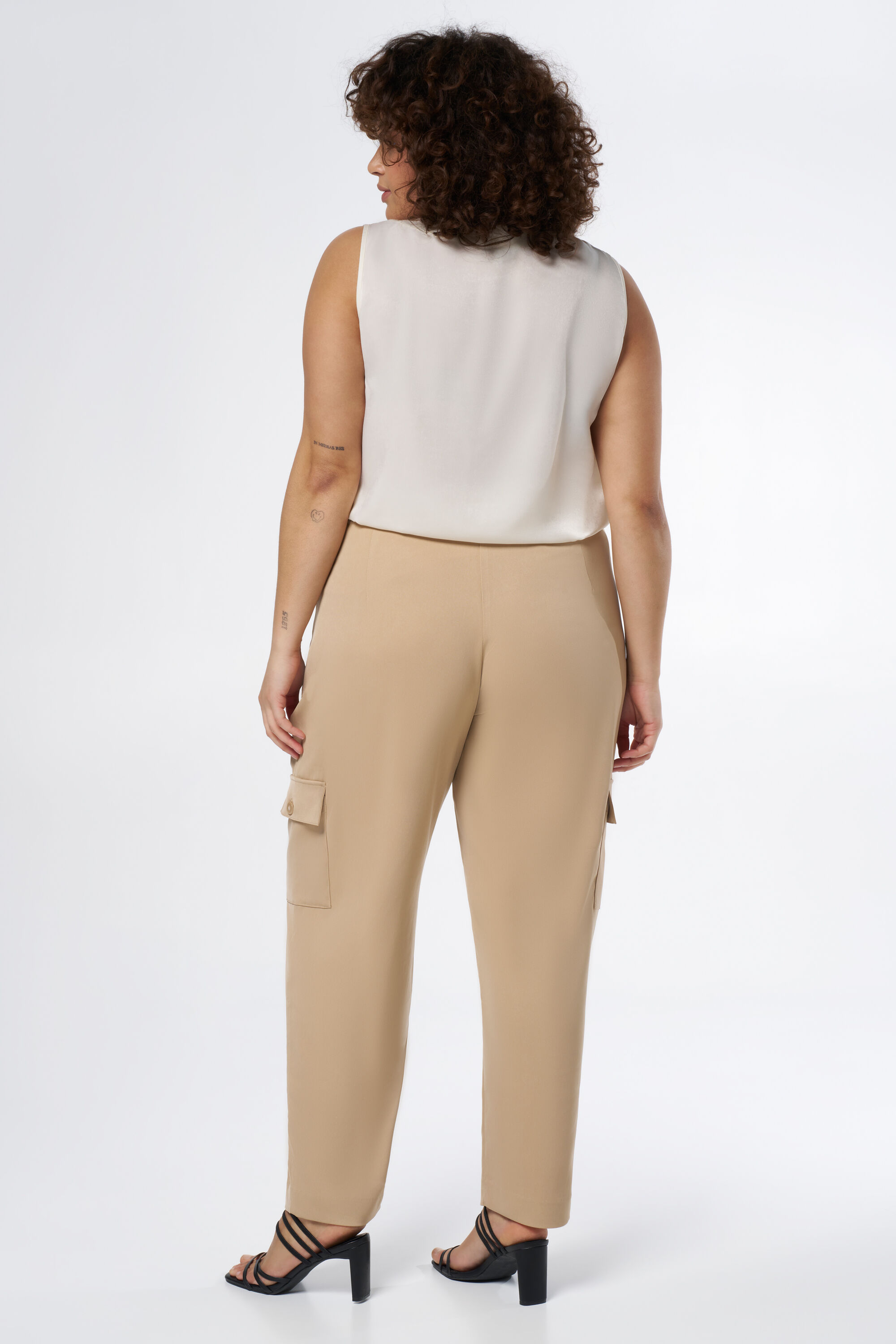 Weit geschnittene Hose mit Taschen image number 3