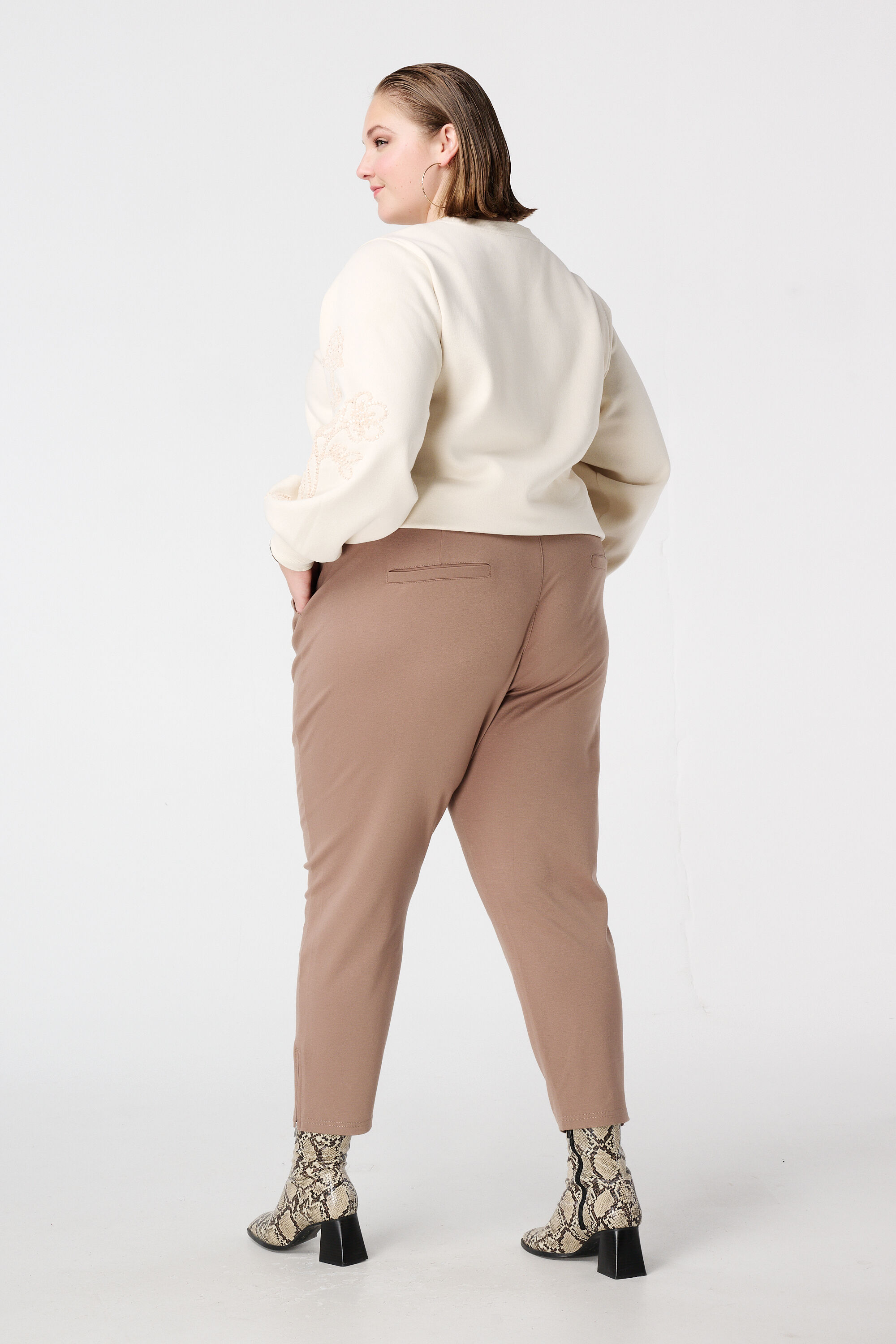 Hose mit elastischem Bund image number 3