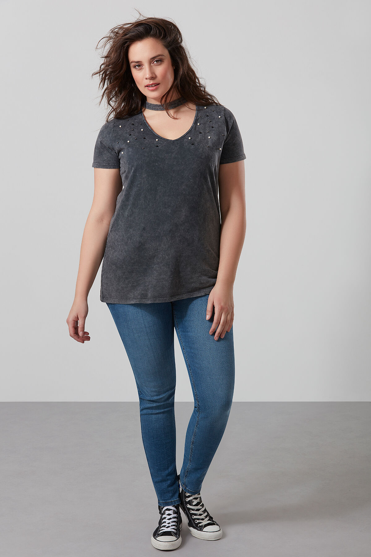 T-Shirt mit Acid-Waschung und Halsband image number 3