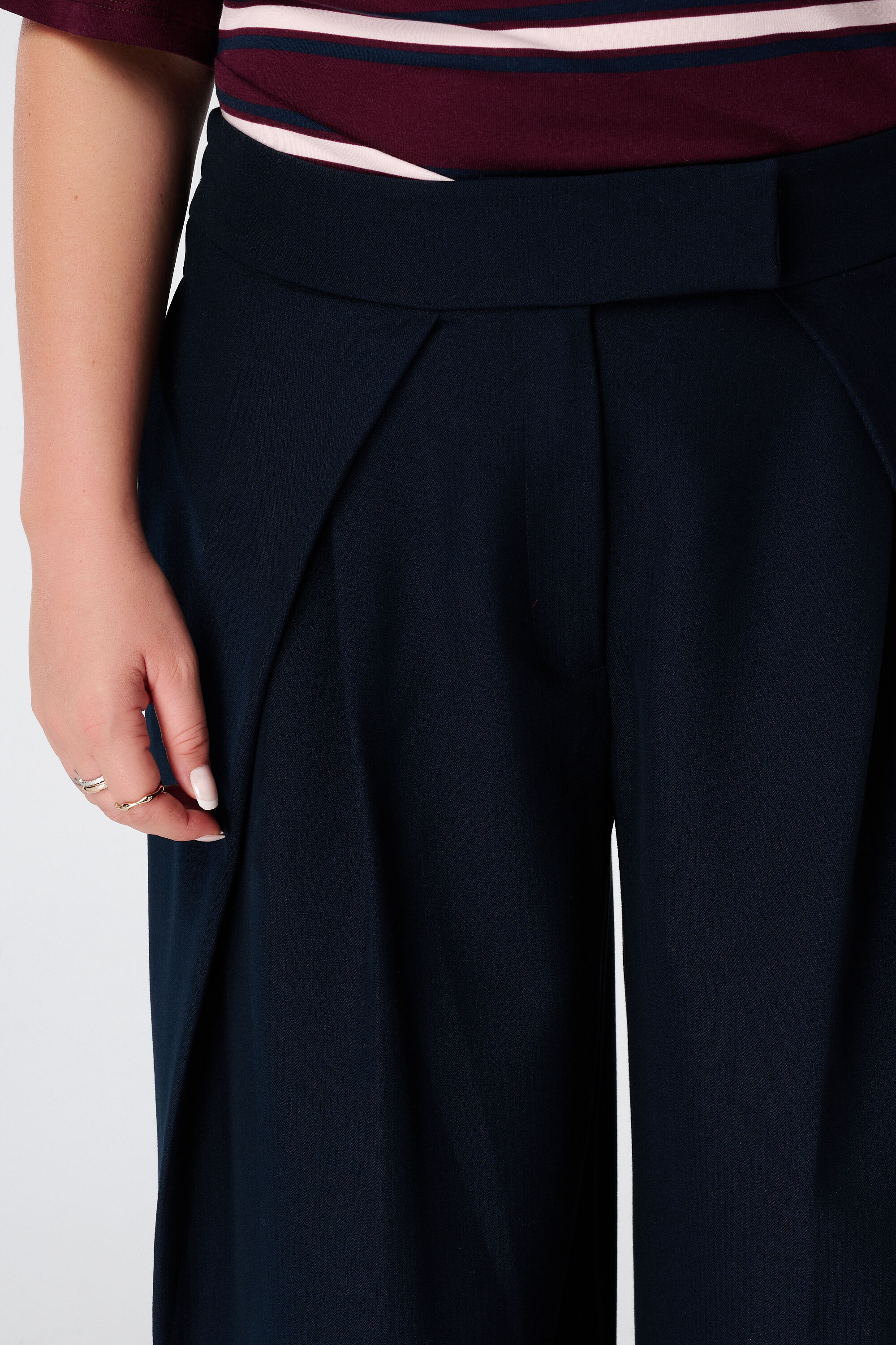 Wide Leg Stoffhose mit Falten image number 4