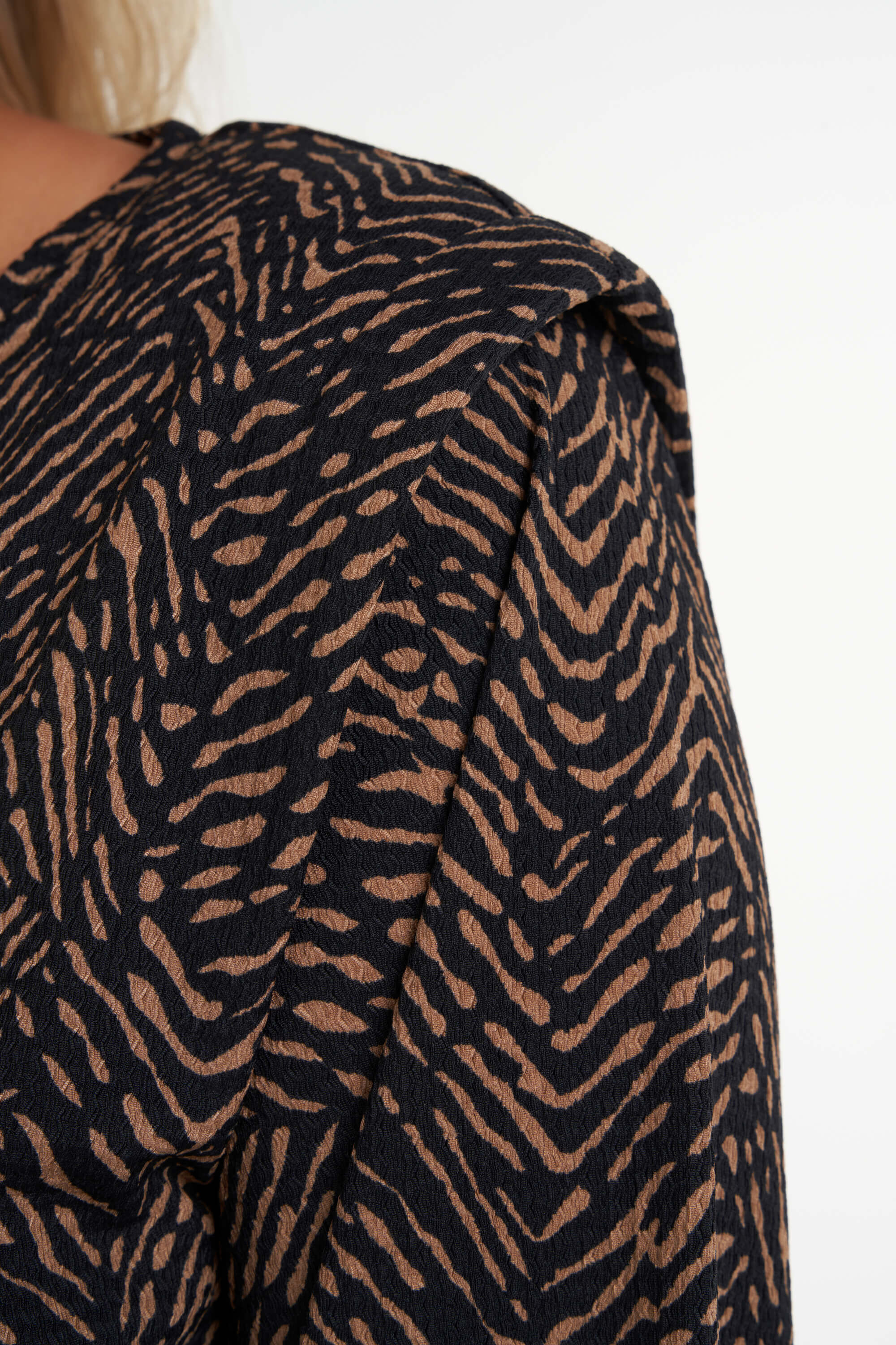 Kleid mit Schulterpolster image number 4