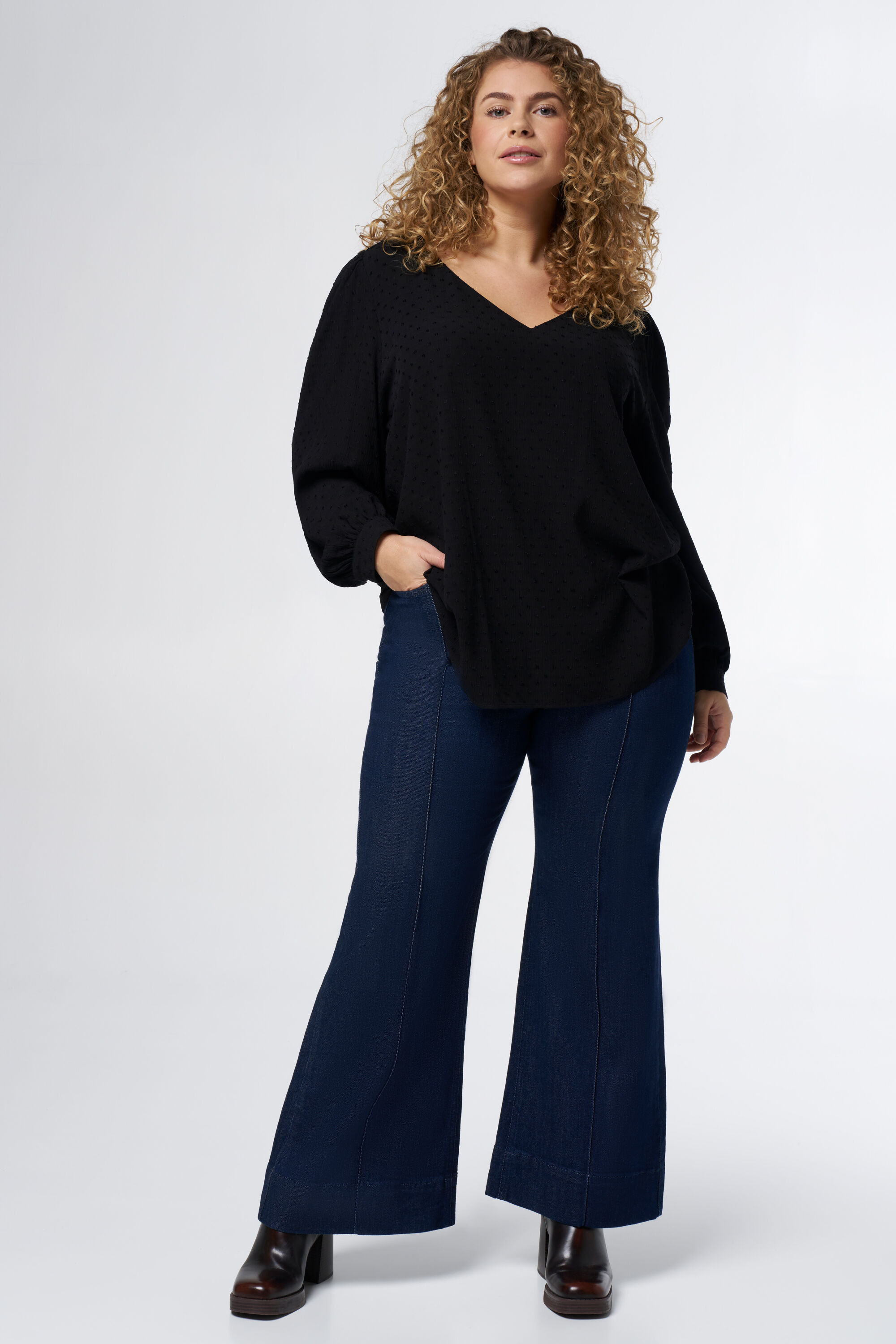 Bluse mit Verzierungen und Puff&auml;rmeln  image number 5