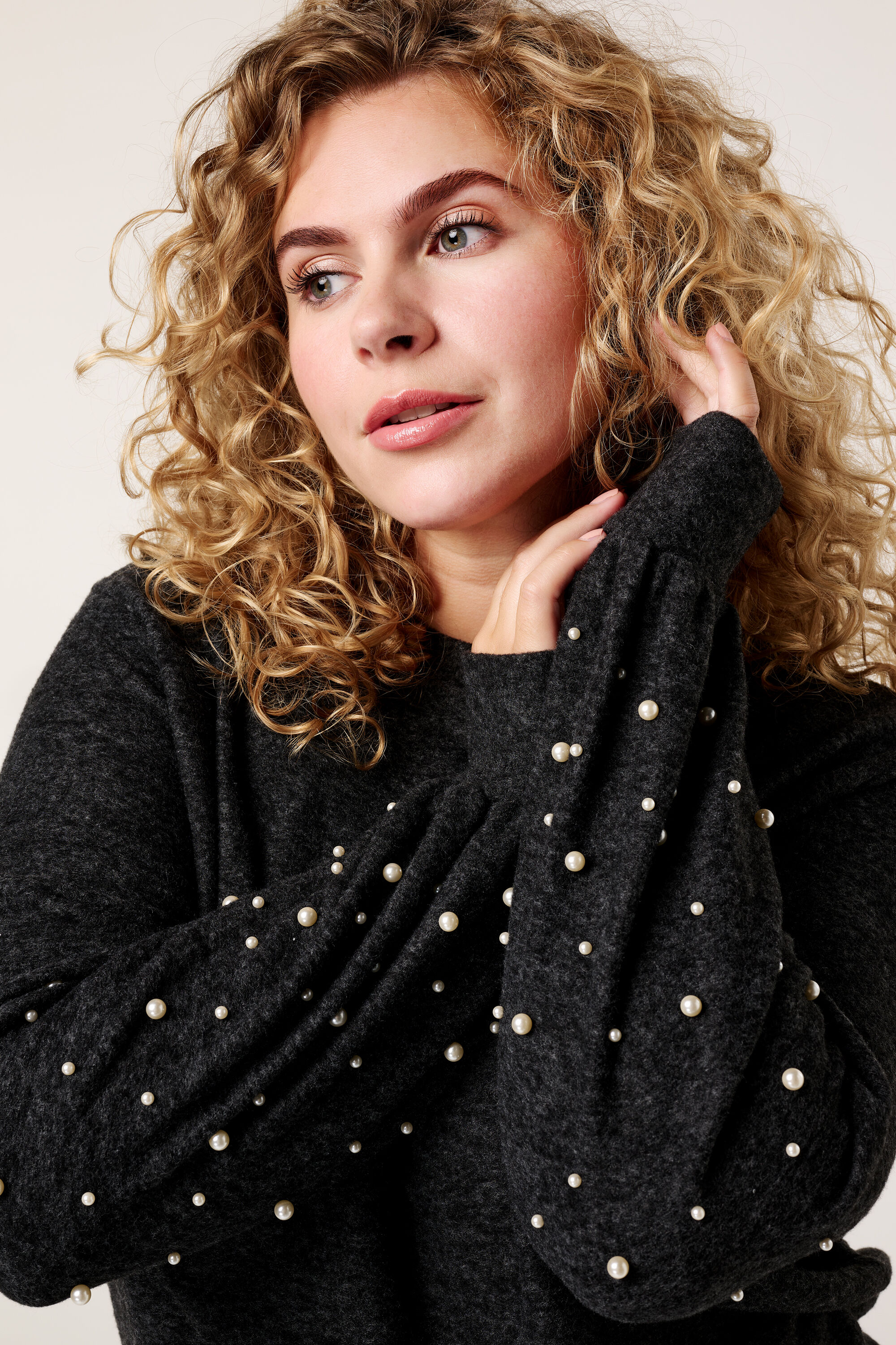 Pullover mit Perlen image number 4