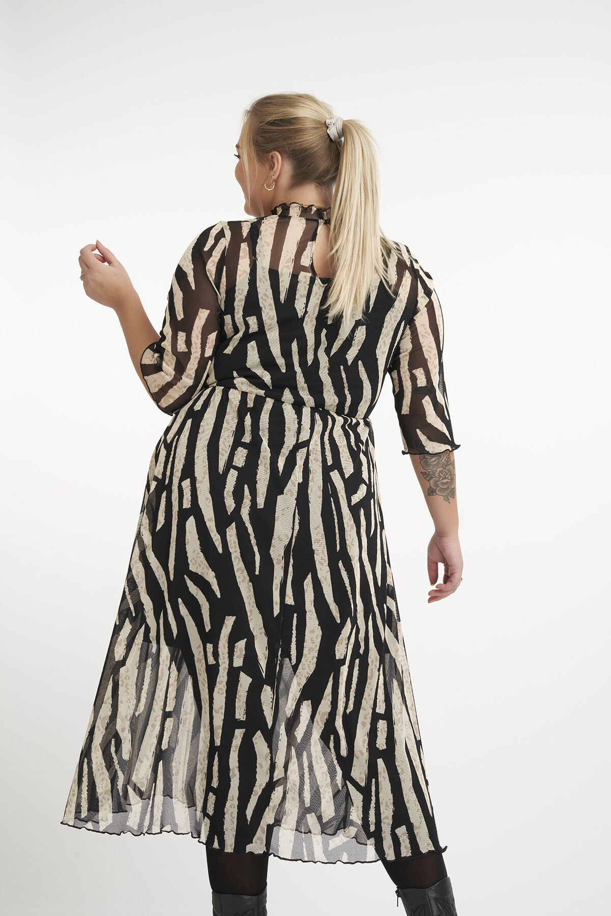 Kleid aus halb durchsichtigem Stoff image number 4