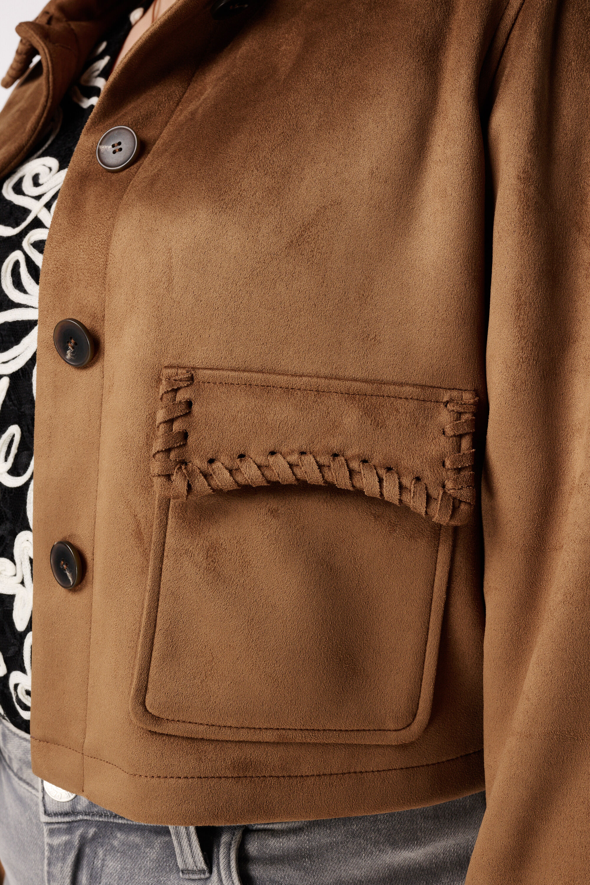 Kurze Jacke in Wildlederoptik mit Ziern&auml;hten image number 6