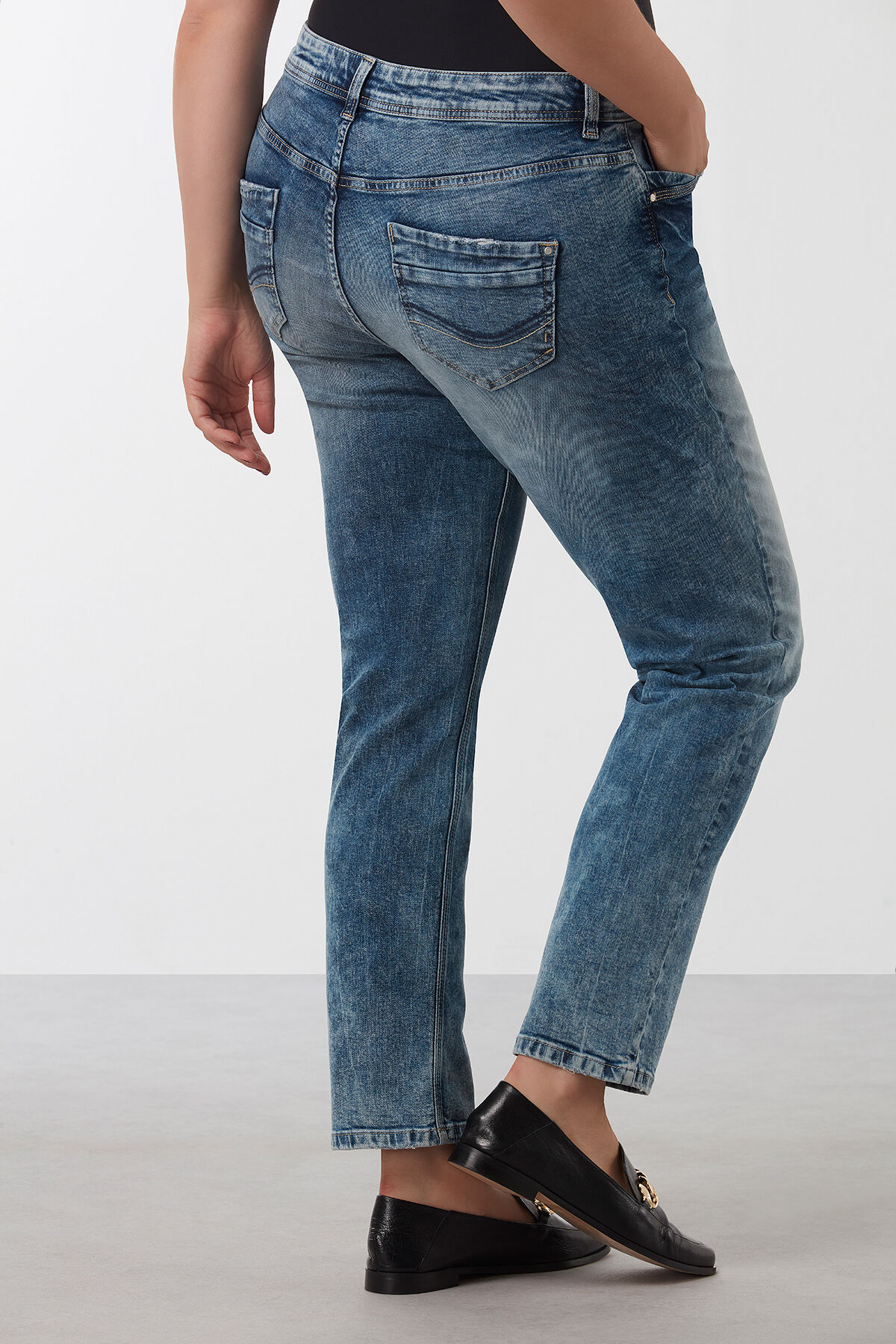 ROSE Loose-Leg Jeans image number 3