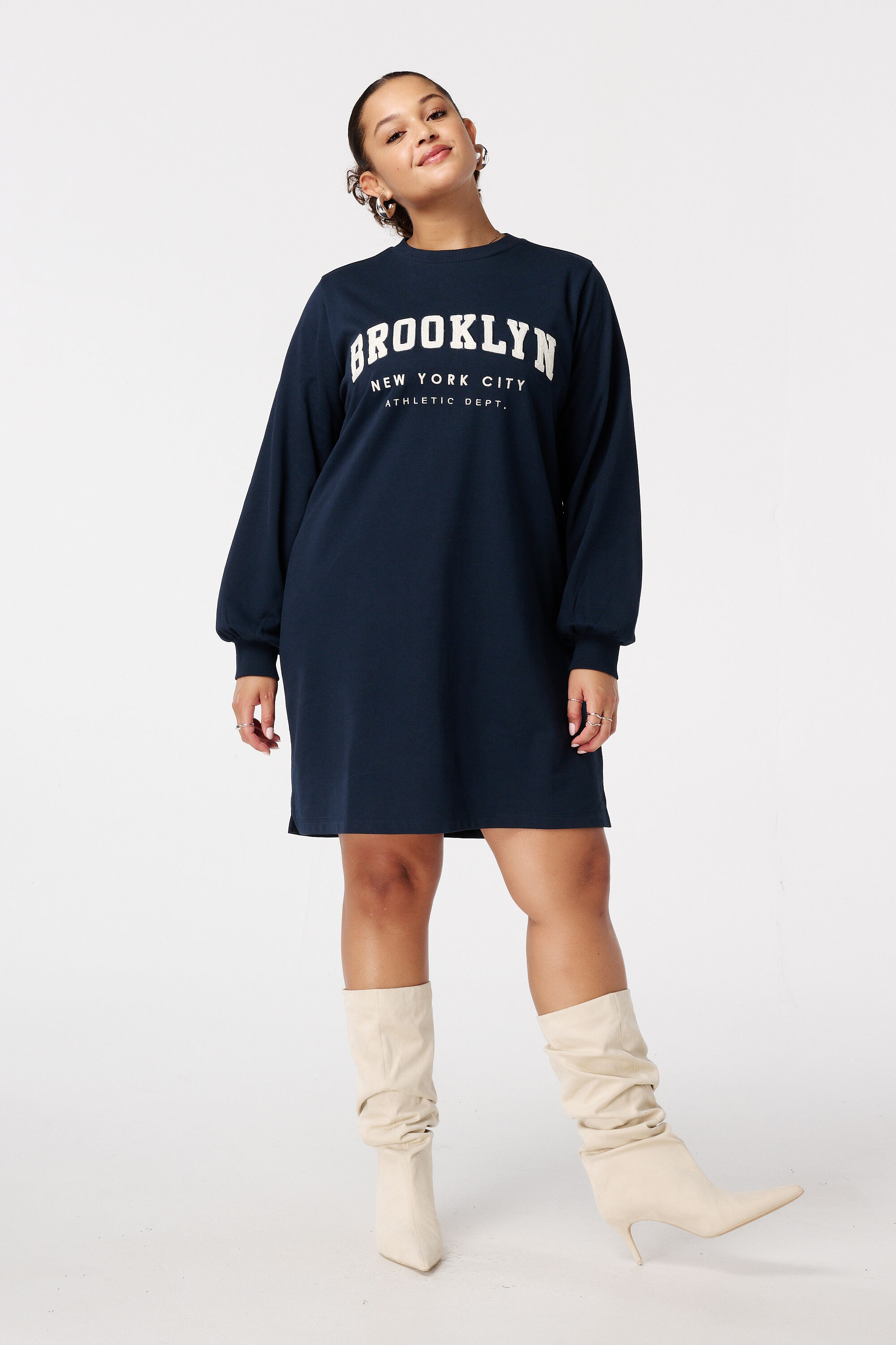 Sweaterkleid mit Schriftzug image number 5