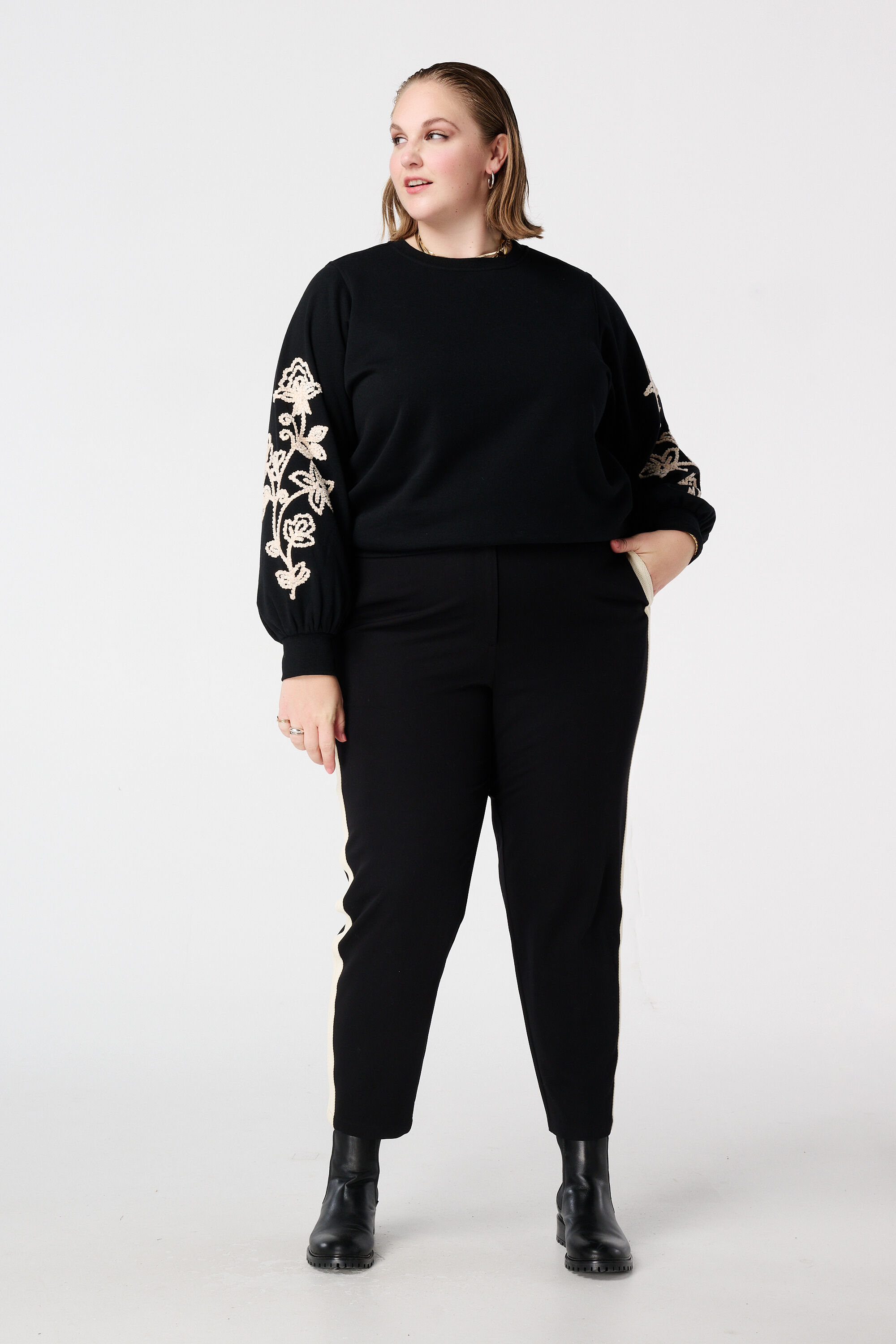 Pullover mit zarter Stickerei auf den &Auml;rmeln image number 5