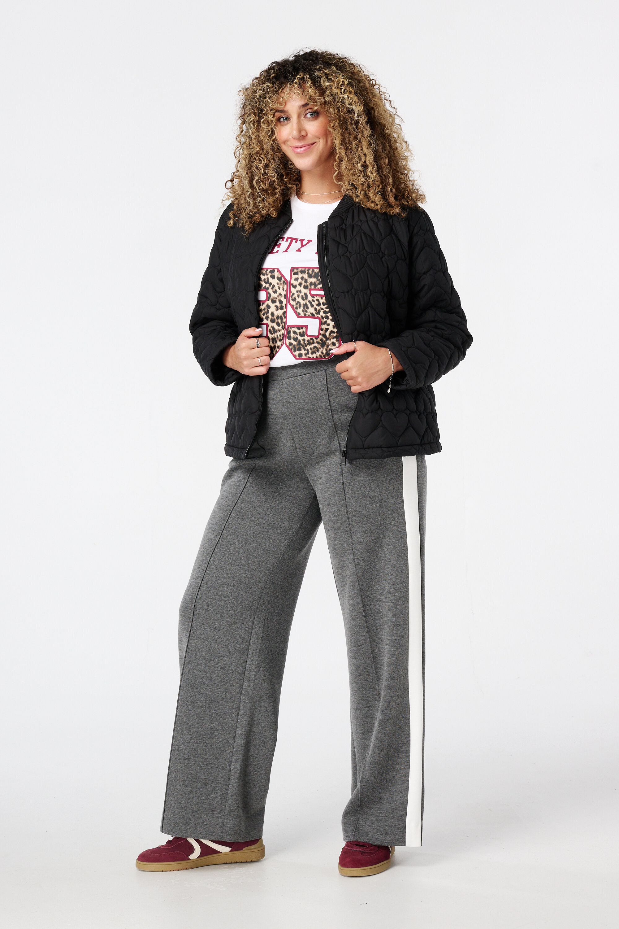 Weite Hose mit Kontraststreifen