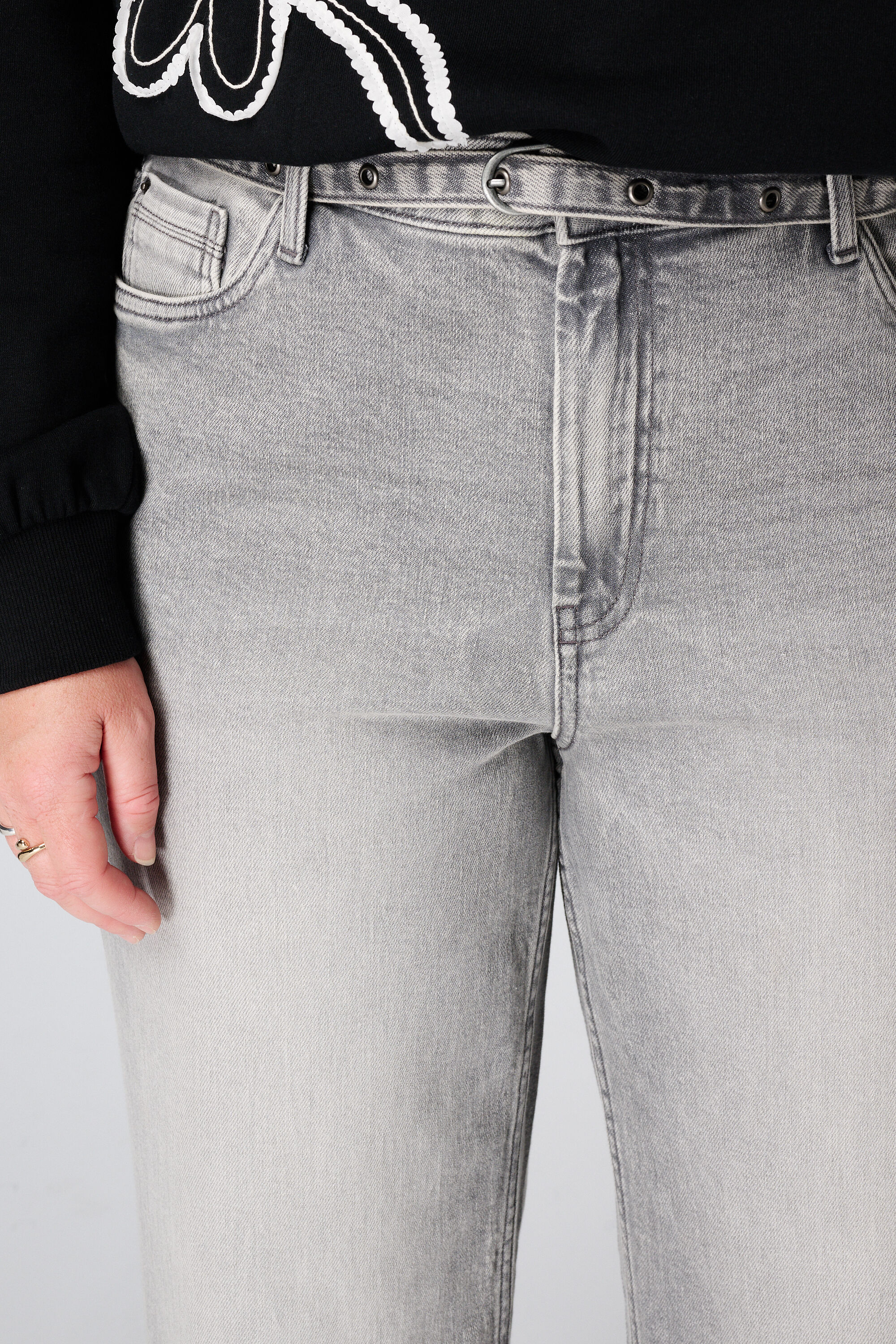 Loose-Leg-Jeans mit G&uuml;rtel  image number 4
