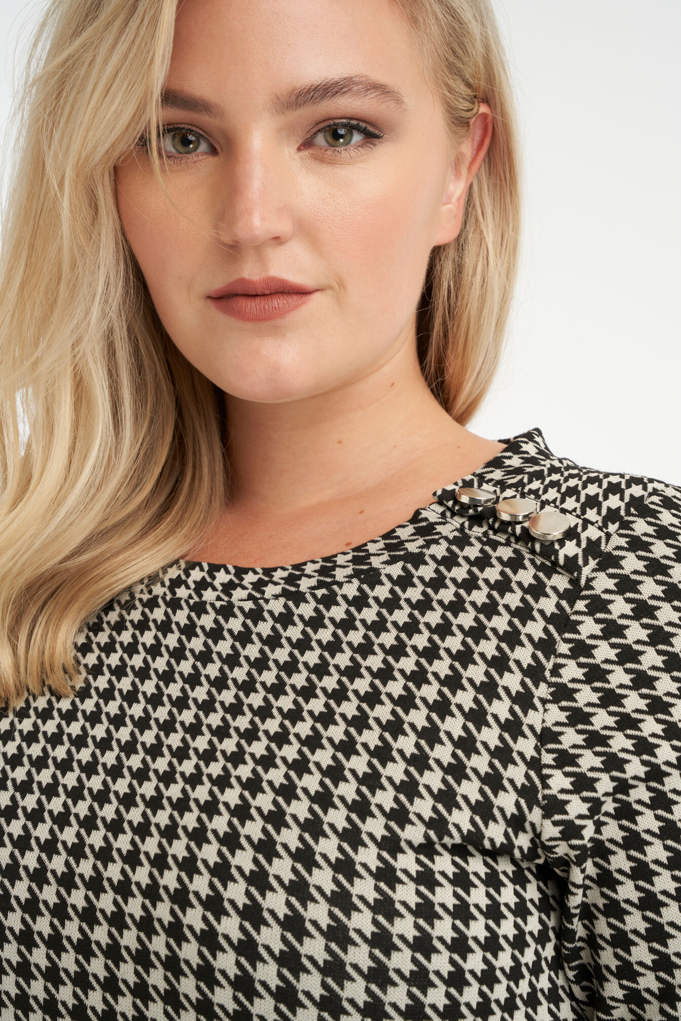 Figurbetontes Kleid mit Knopfelement image number 4