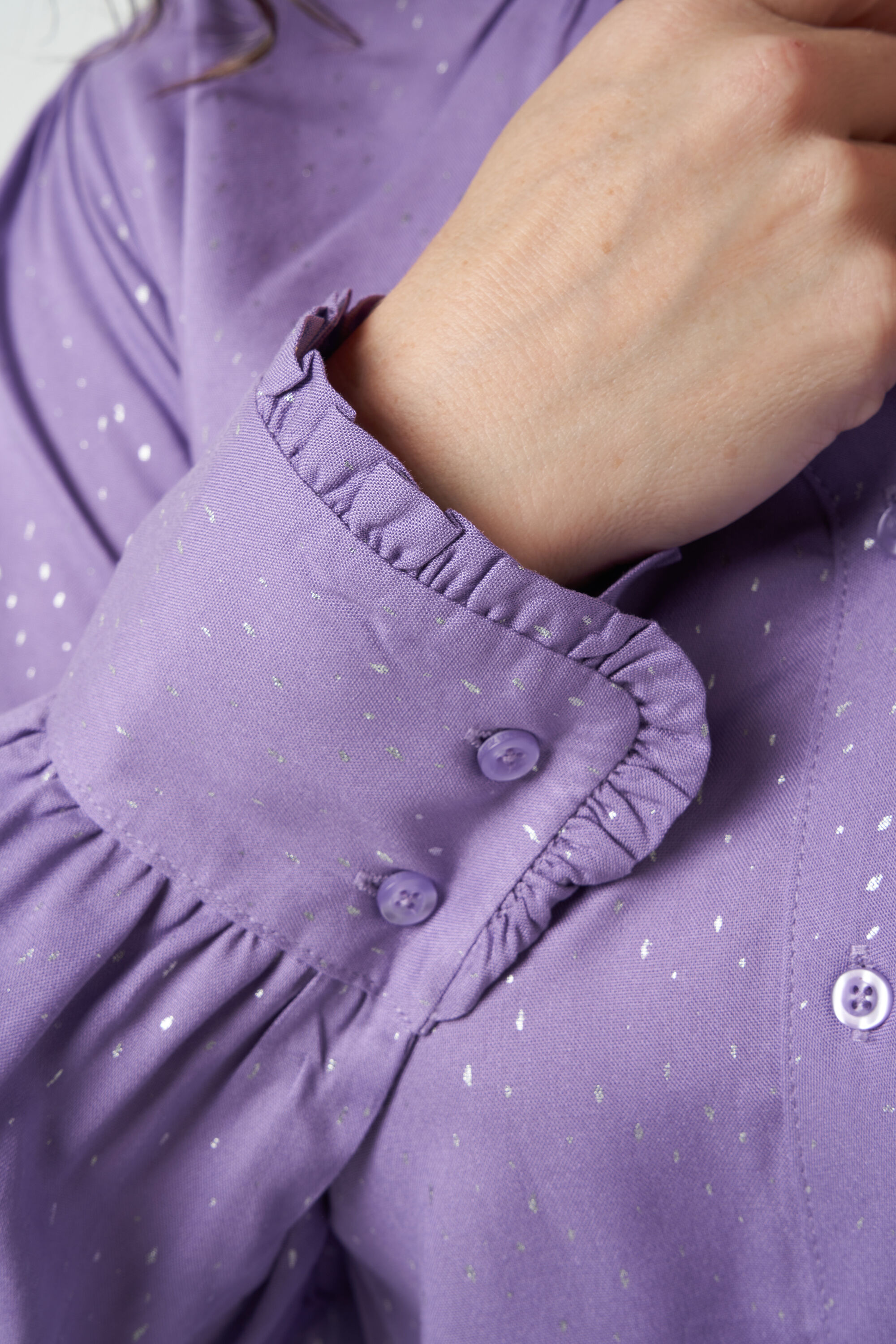 Lilafarbene Bluse mit silbernen Akzenten  image number 5