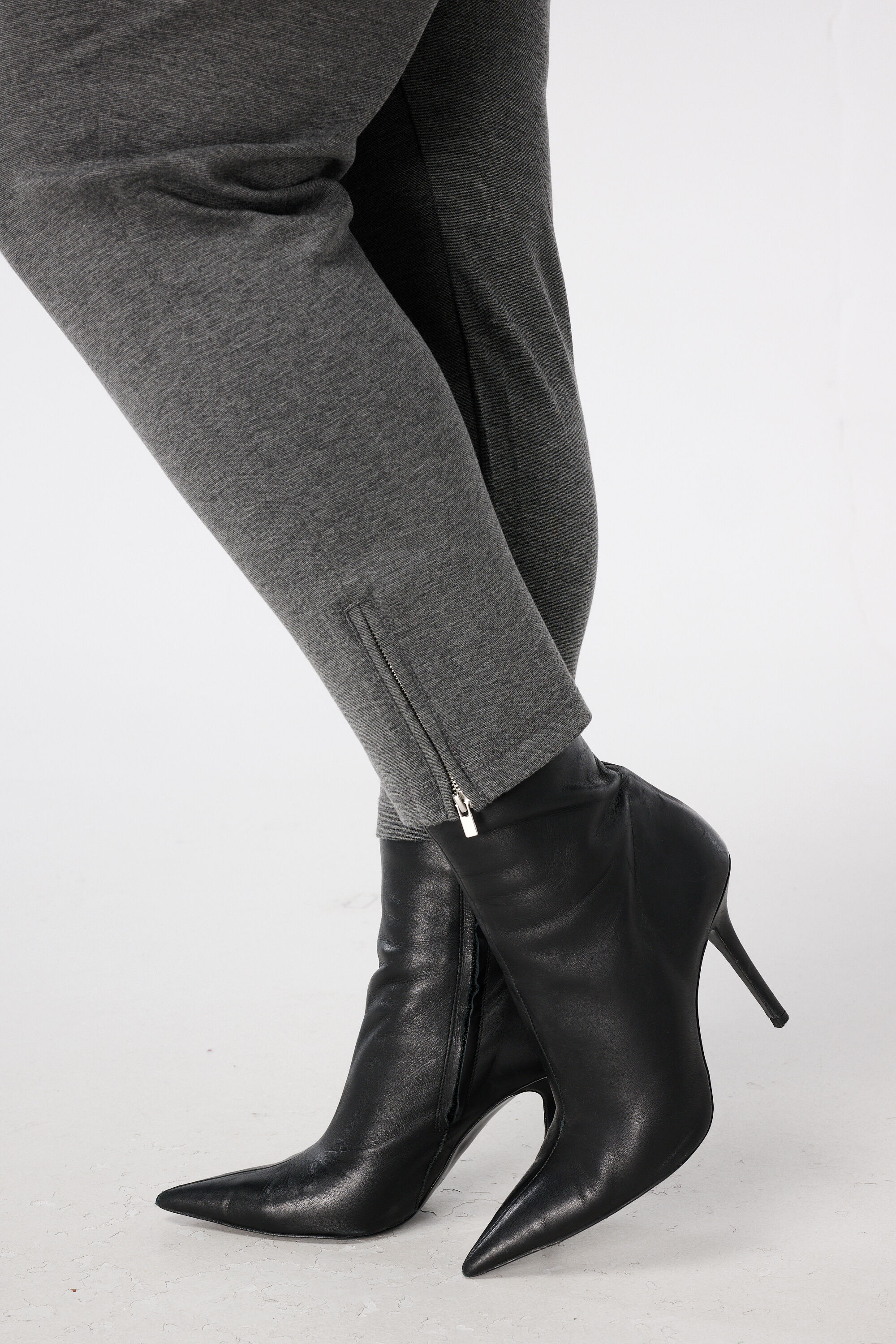 Schlank geschnittene Hose image number 4