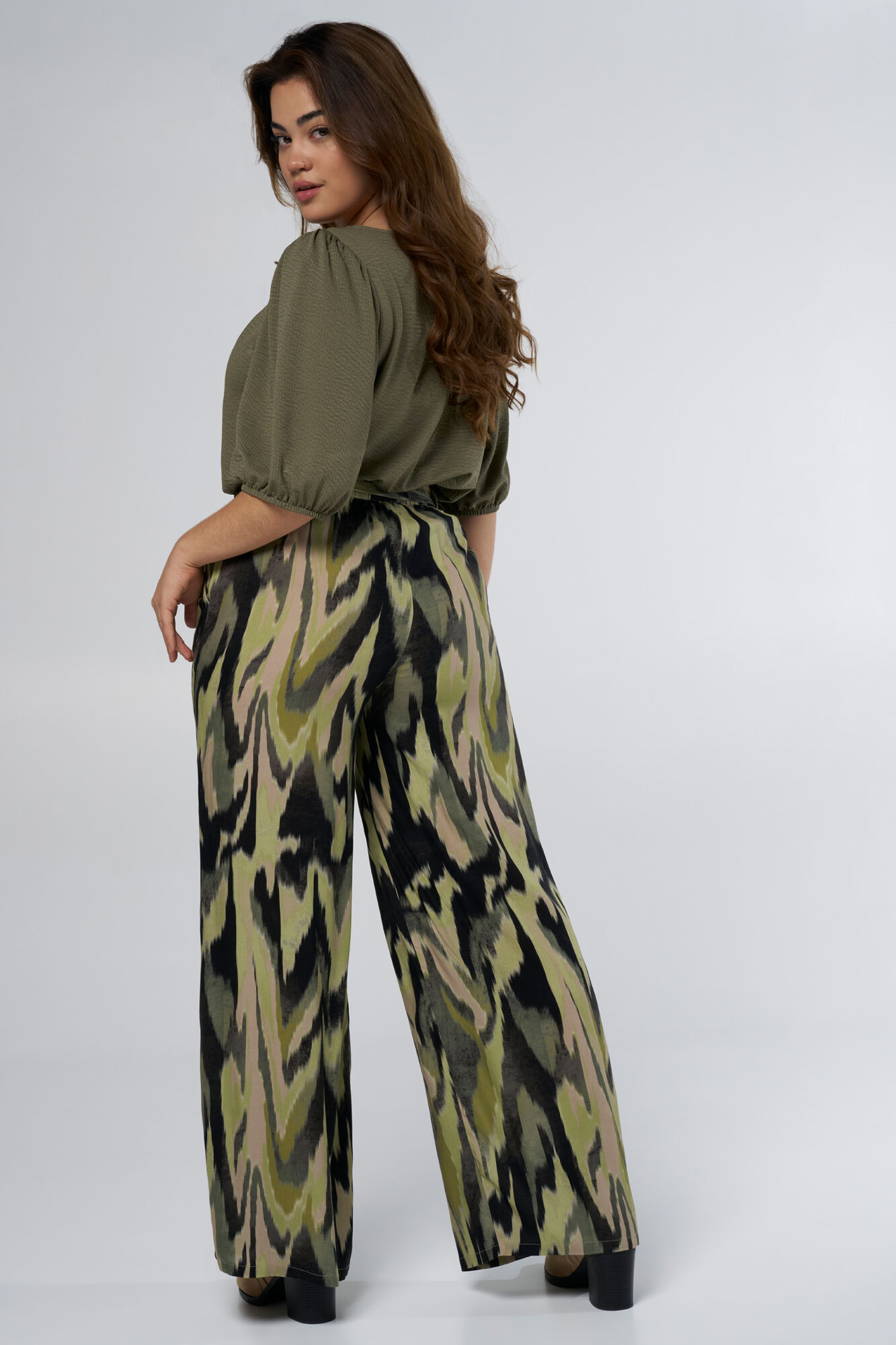 Gerade geschnittene Hose mit Schleifendetail image number 6