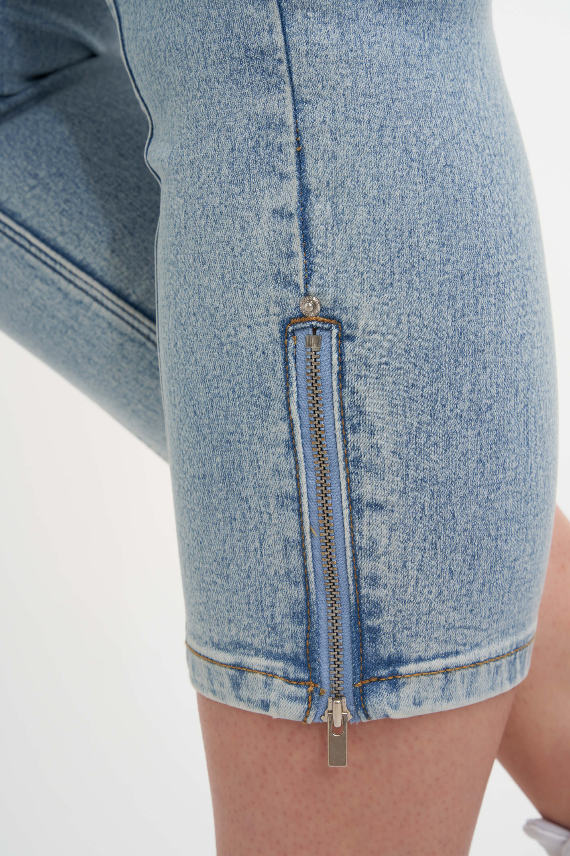 Slim-Leg Capri-Jeans image number 5