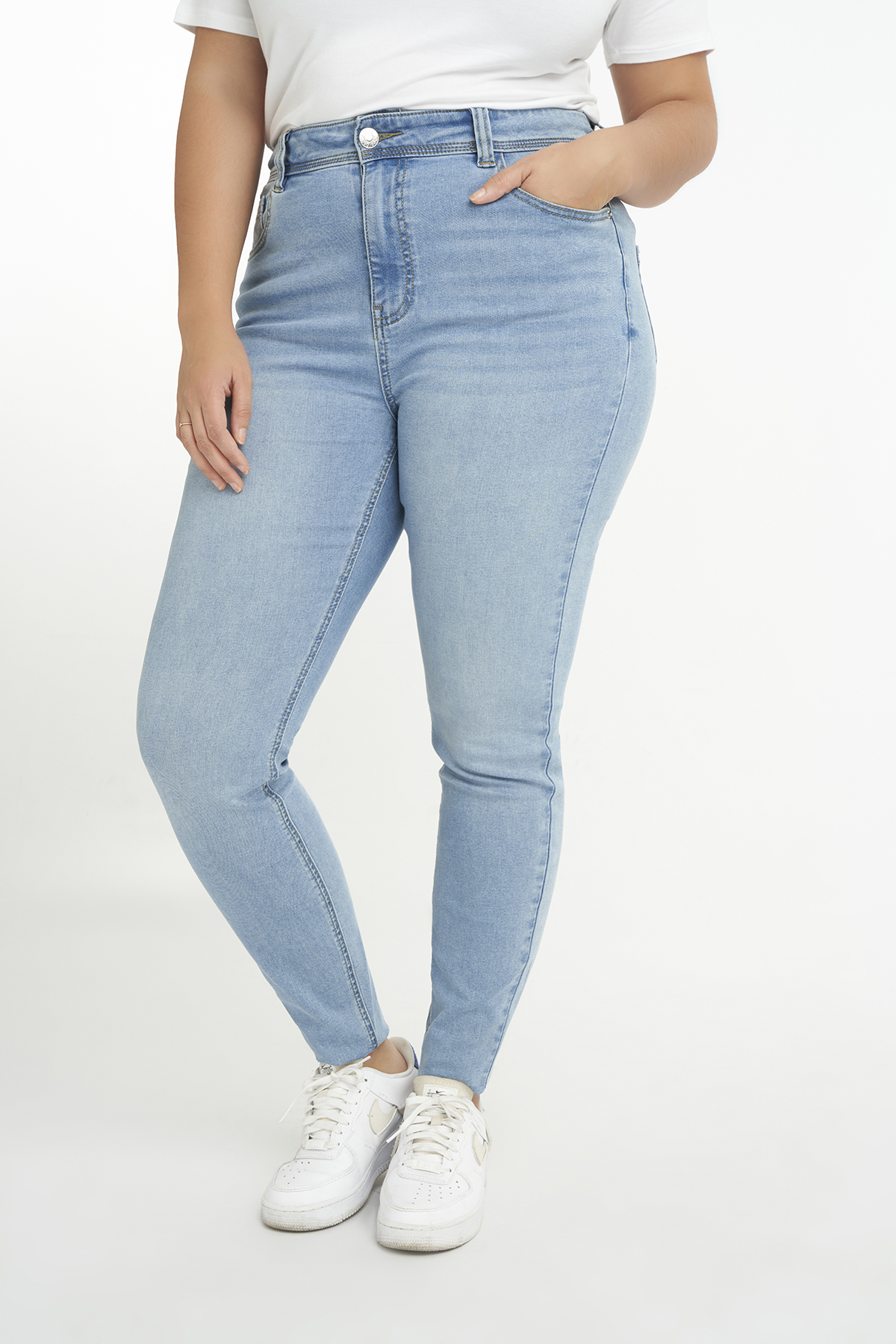Skinny-Leg-Jeans mit hoher Taille CHERRY image number 4