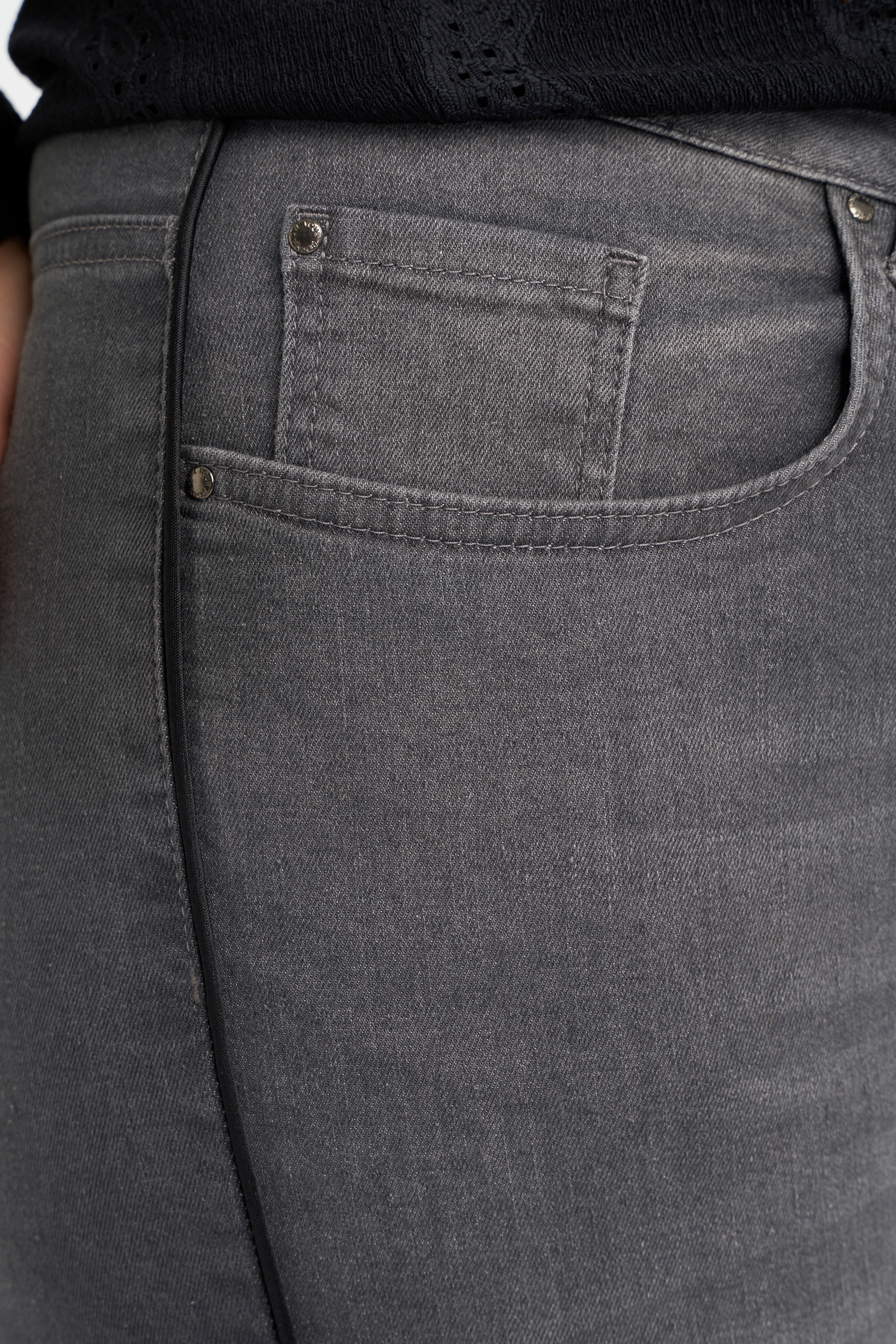 Jeans mit Zierstreifen  image number 6