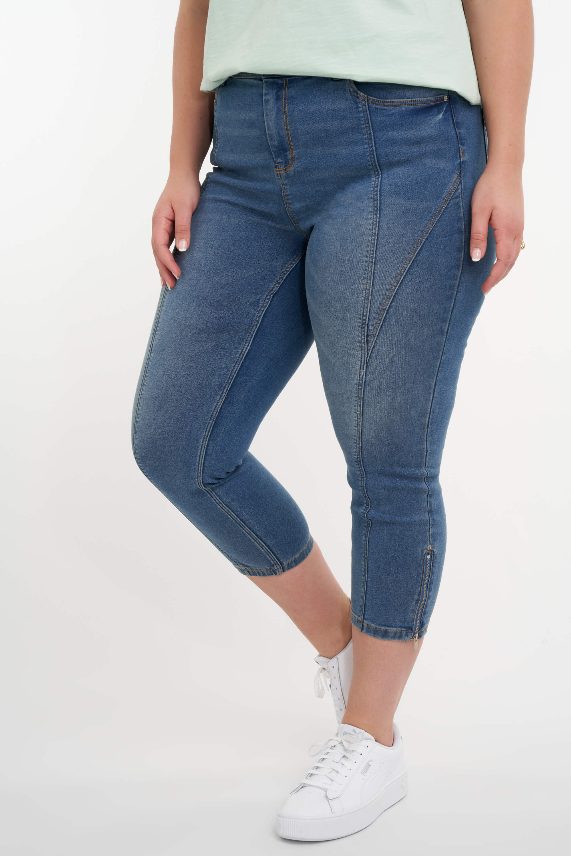 Slim-Leg Capri-Jeans image number 6