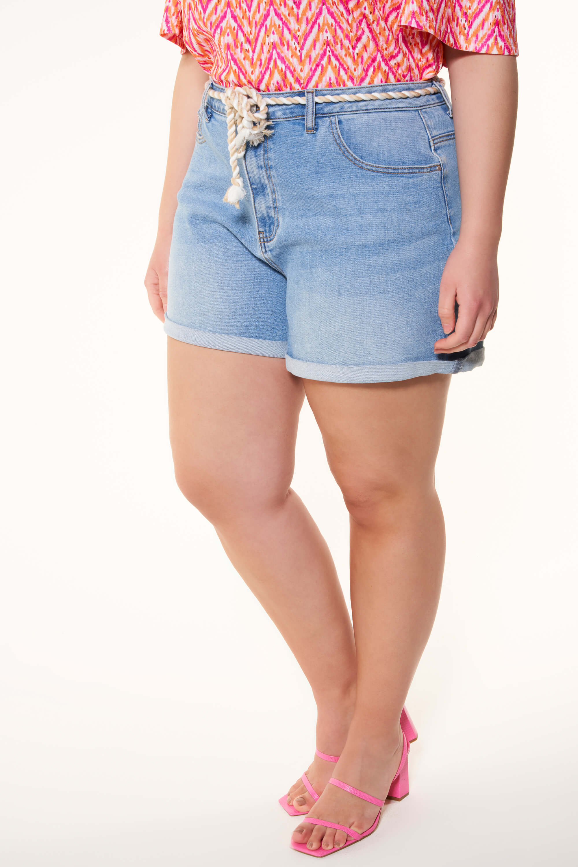 Jeans-Shorts mit Gürtel image number 5