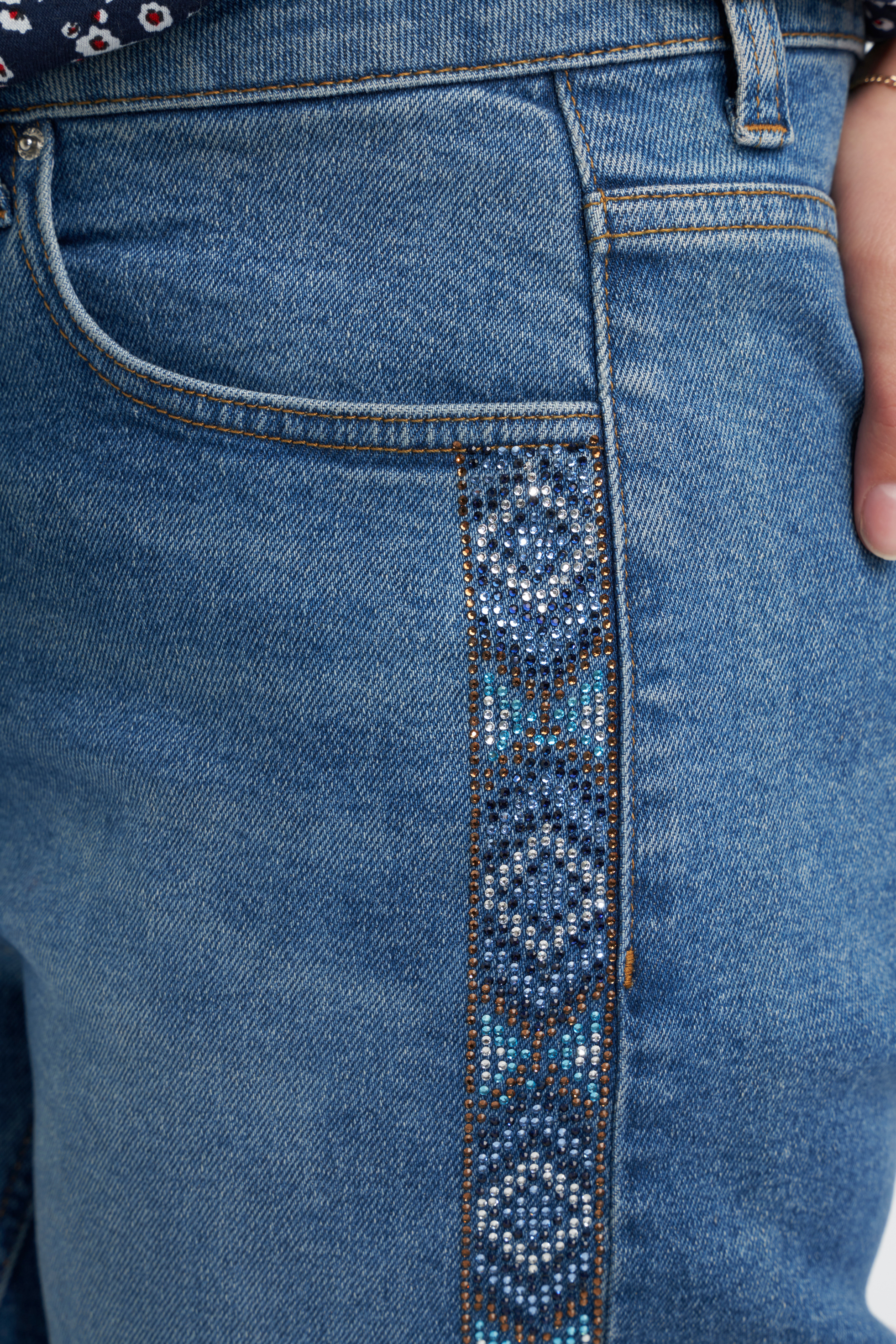 Jeans-Shorts mit Strasssteinen  image number 6