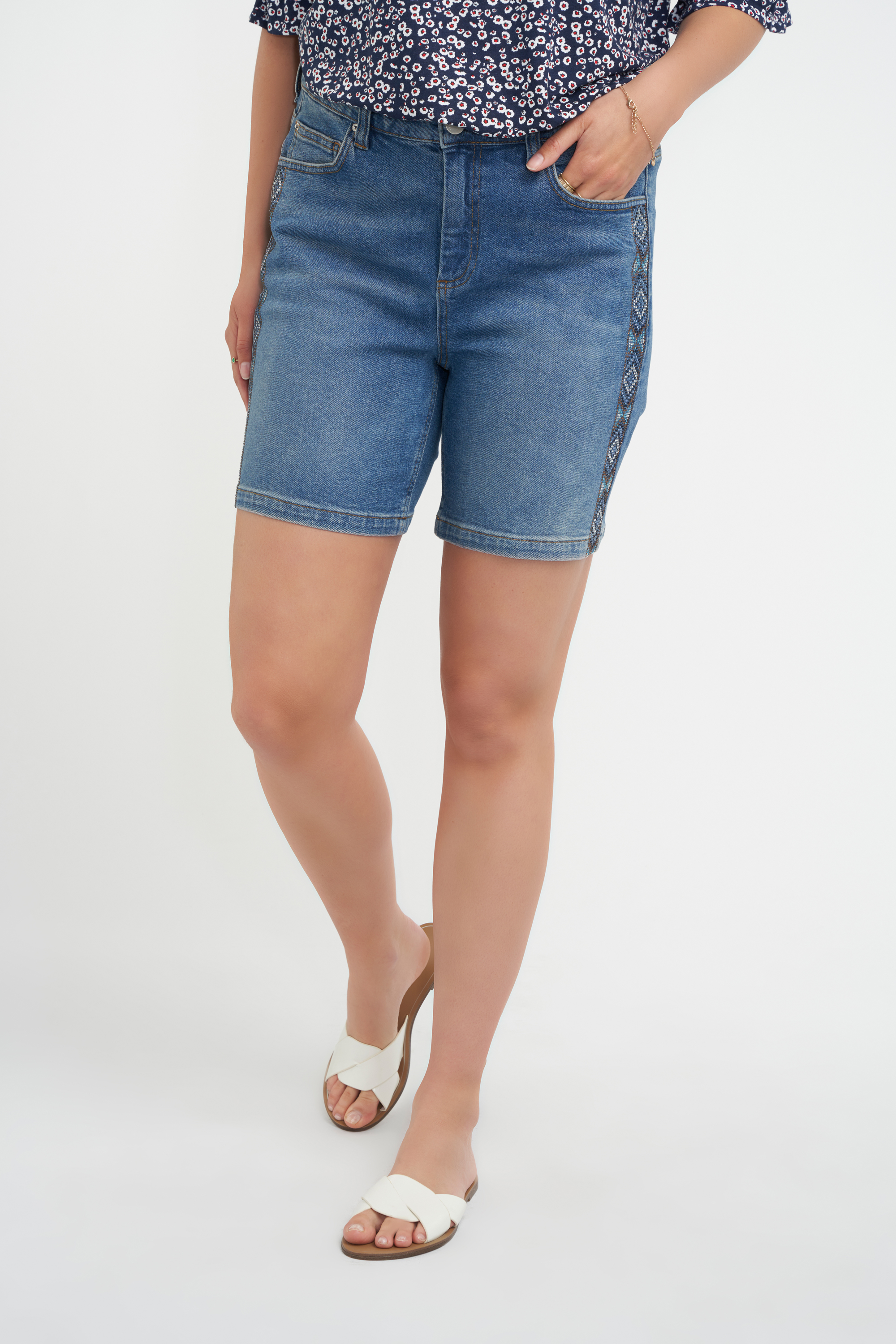 Jeans-Shorts mit Strasssteinen  image number null